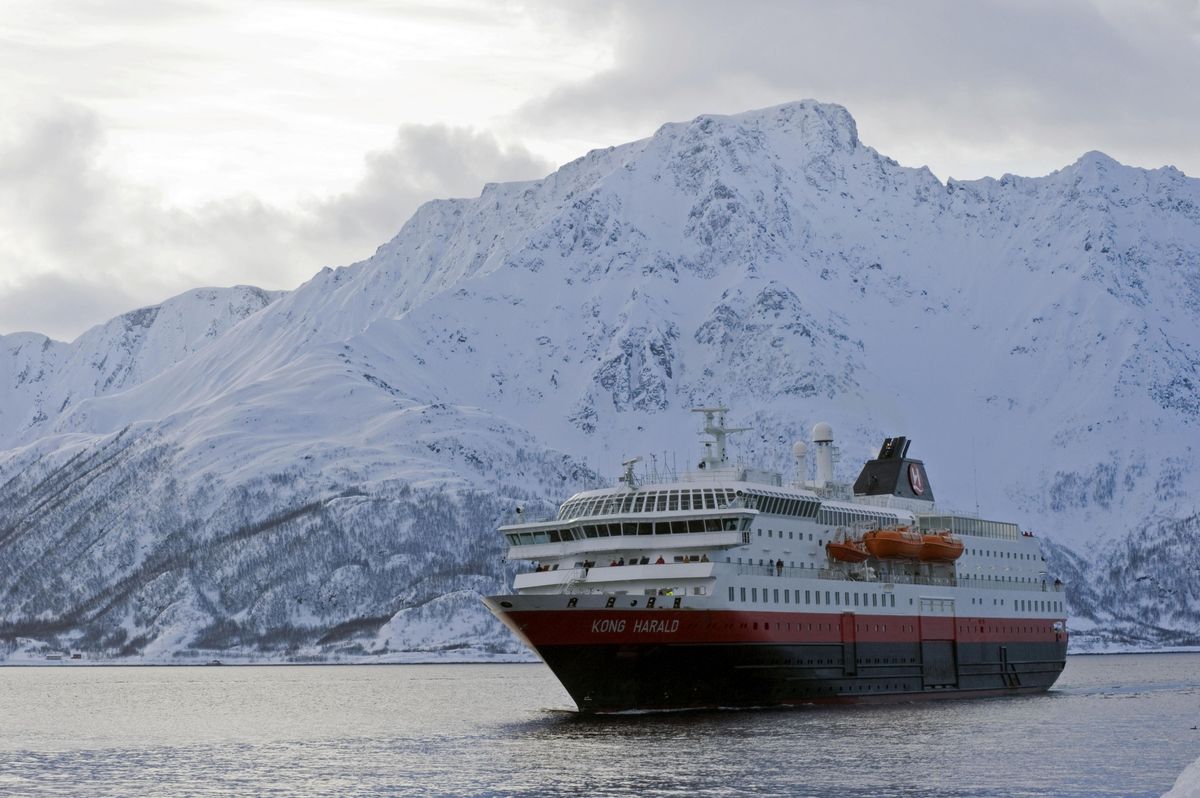 Križarka Hurtigruten, MS Kong Harald, pred zimsko pokrajino fjorda, Oeksfjord, Finnmark, Norveška