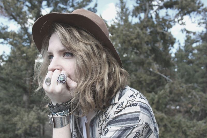 donna pensosa hipster che pensa profondamente all