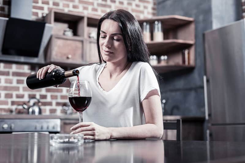 喝红酒的女人