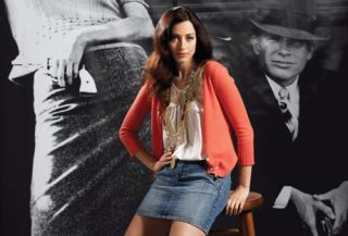 dona al tamboret davant del cartell de bonnie i clyde