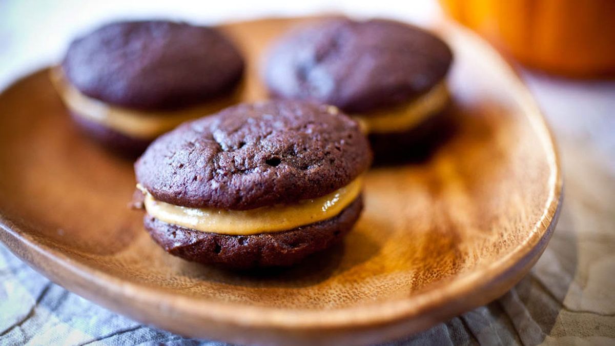 Tartes whoopie au chocolat avec garniture à la crème à la citrouille