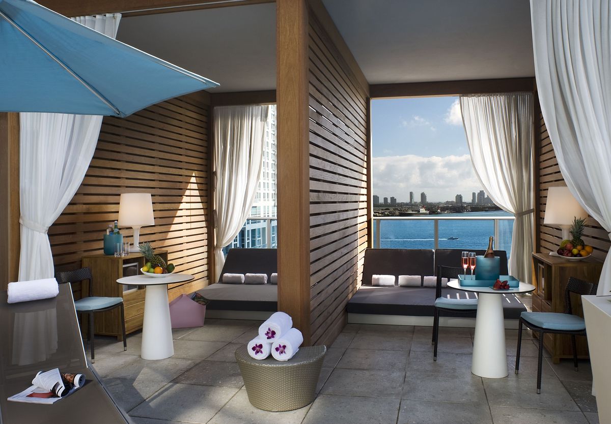 Soba, Nepremičnina, Zgradba, Pohištvo, Notranja oprema, Suita, Arhitektura, Letovišče, Hiša, Balkon,