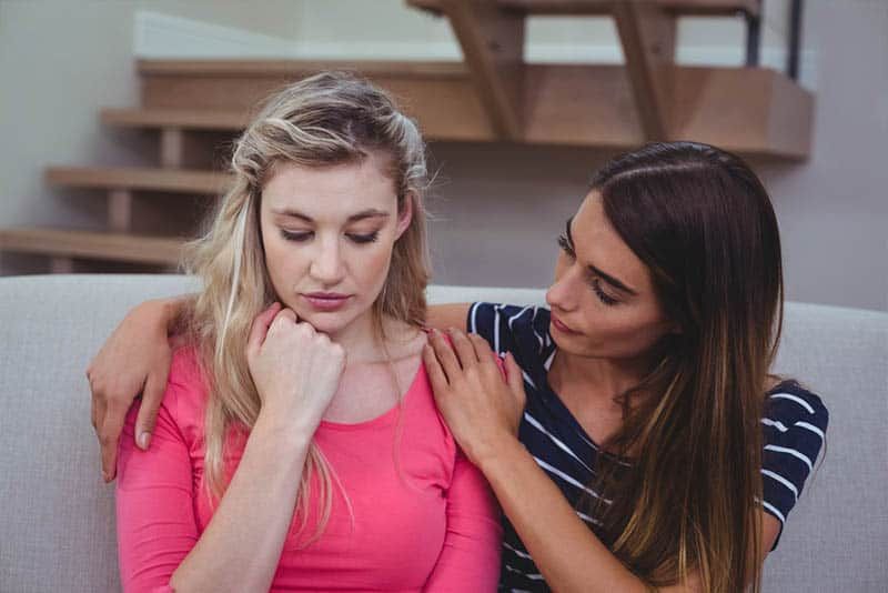 dona consolant la seva amiga