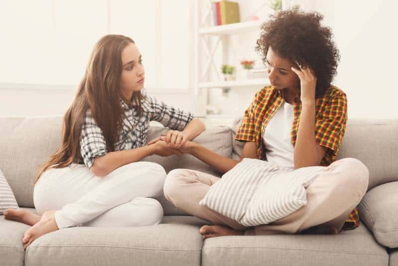 dues dones parlant de problemes mentre s