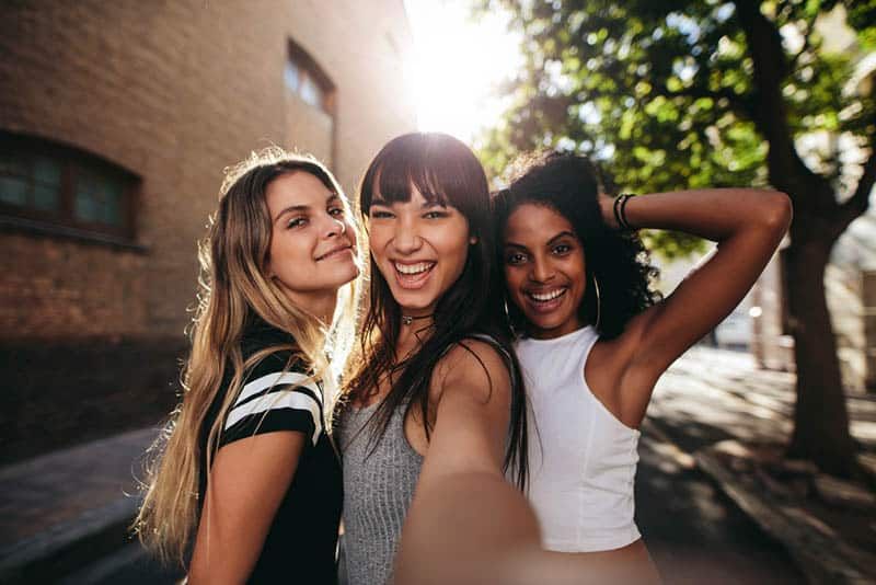 tres dones fent selfie