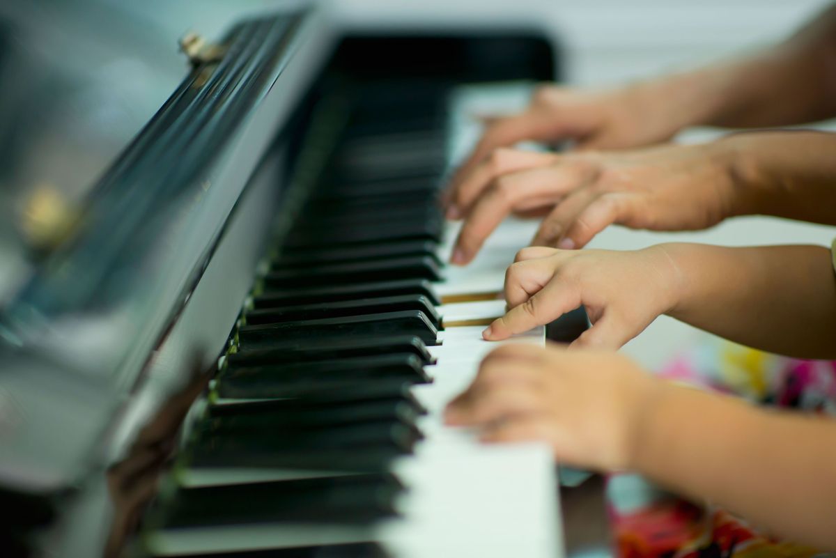 Musikinstrument, Finger, Tastatur, Musik, Musiker, Hand, Musikinstrumentenzubehör, Musikkünstler, elektronisches Instrument, Nagel,