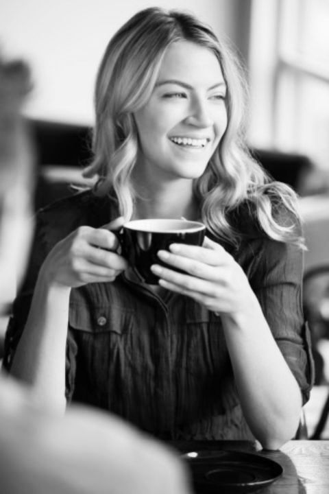 Gesichtsausdruck, Geschirr, Serviergeschirr, Schönheit, Trinkgeschirr, Trinken, Nagel, Tasse, Kaffeetasse, Blond,