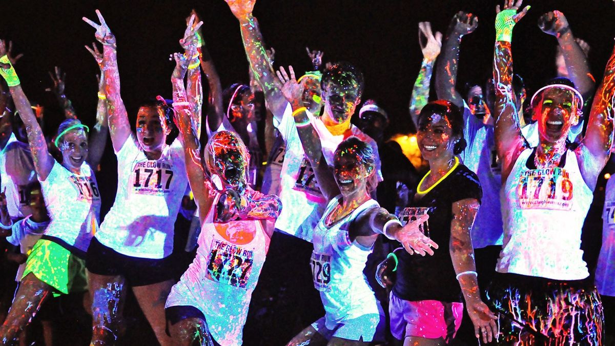folk som danser sprutet i neonfarger