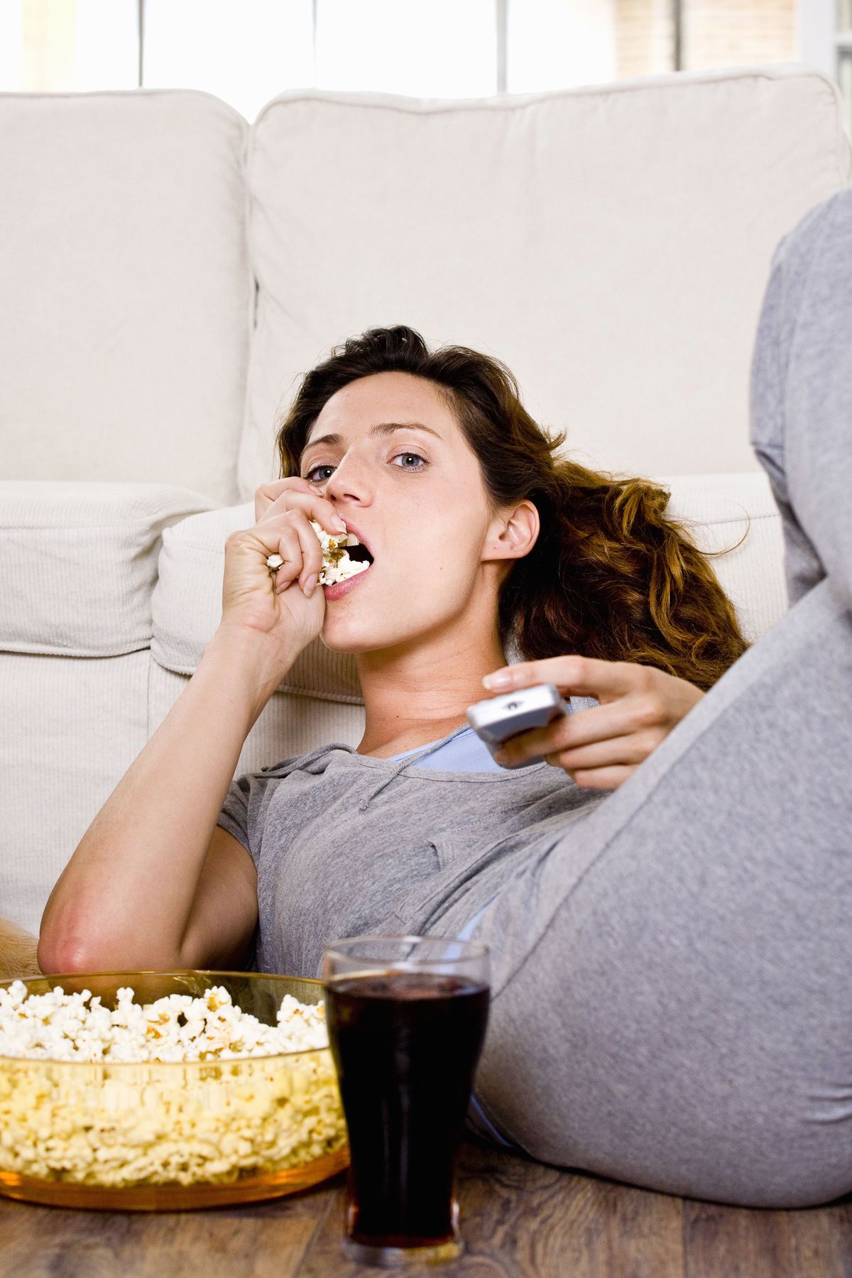 Nápoj, kanvica kukurica, popcorn, riad, pohodlie, alkoholický nápoj, poháre, pitie, gauč, chuť na jedlo,