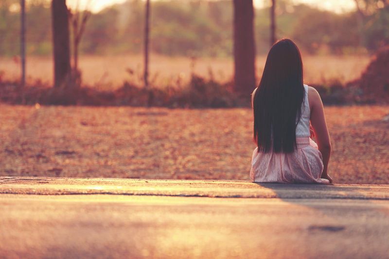 triste mulher pensativa sentada na natureza outono