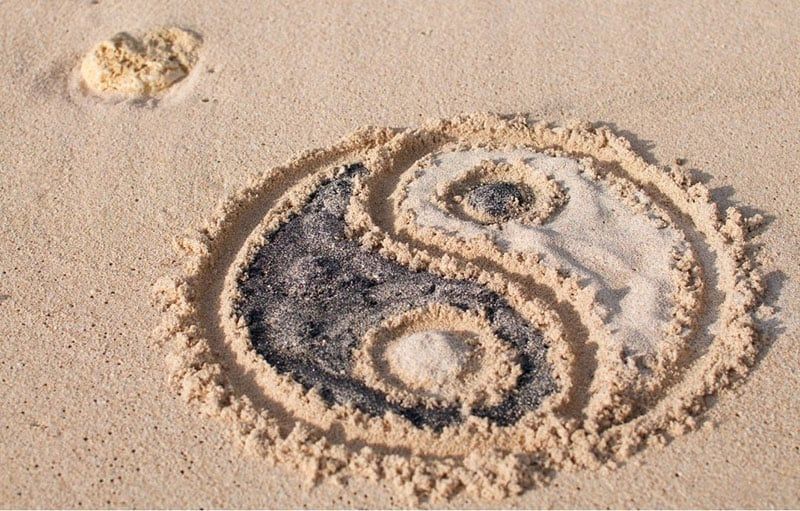 Yin-Yang-Symbol auf den Sand gezeichnet
