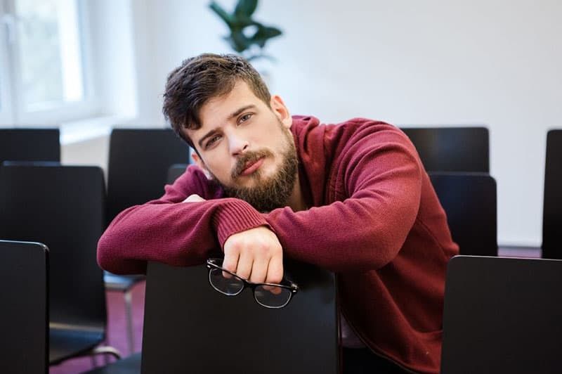 Mann sitzt in einem leeren Raum