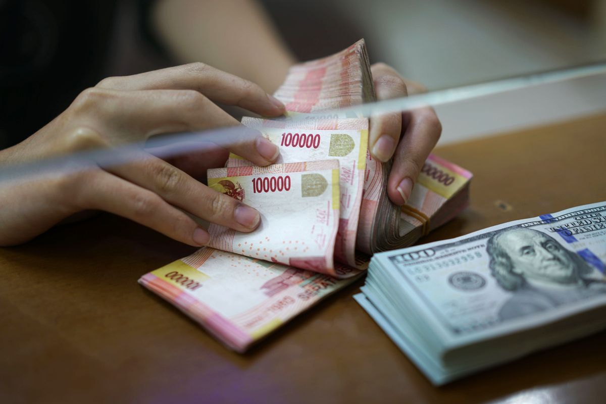 US-100-Dollar-Banknoten und indonesische 100.000-Rupiah-Banknoten