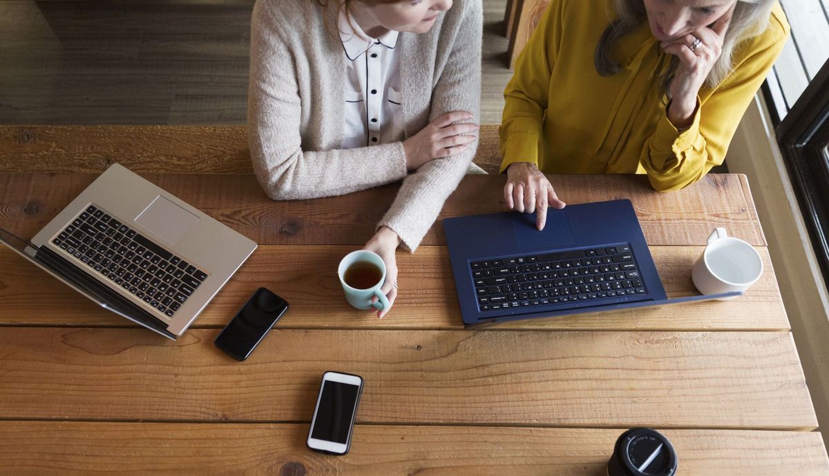 Kreative Geschäftsfrauen, die informelles Treffen im modernen Großraumbüro haben