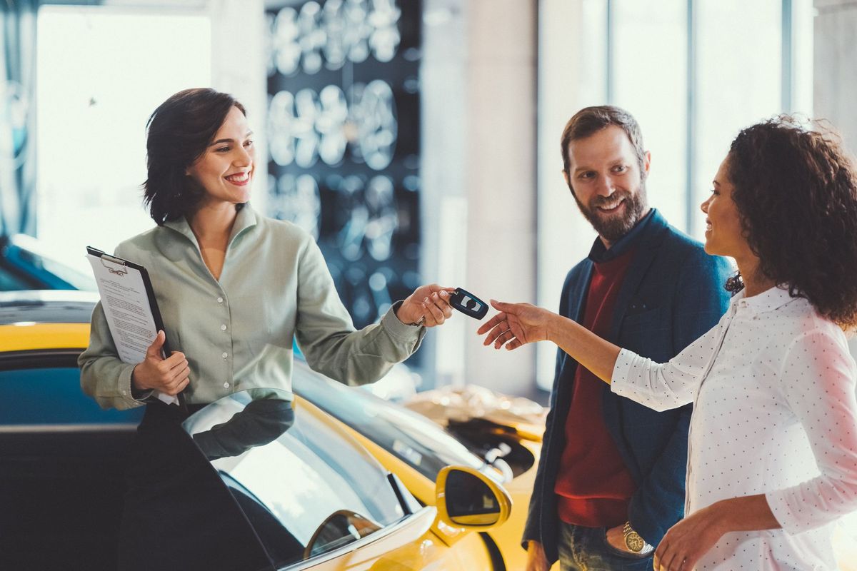 Frau, die ein neues Auto genießt
