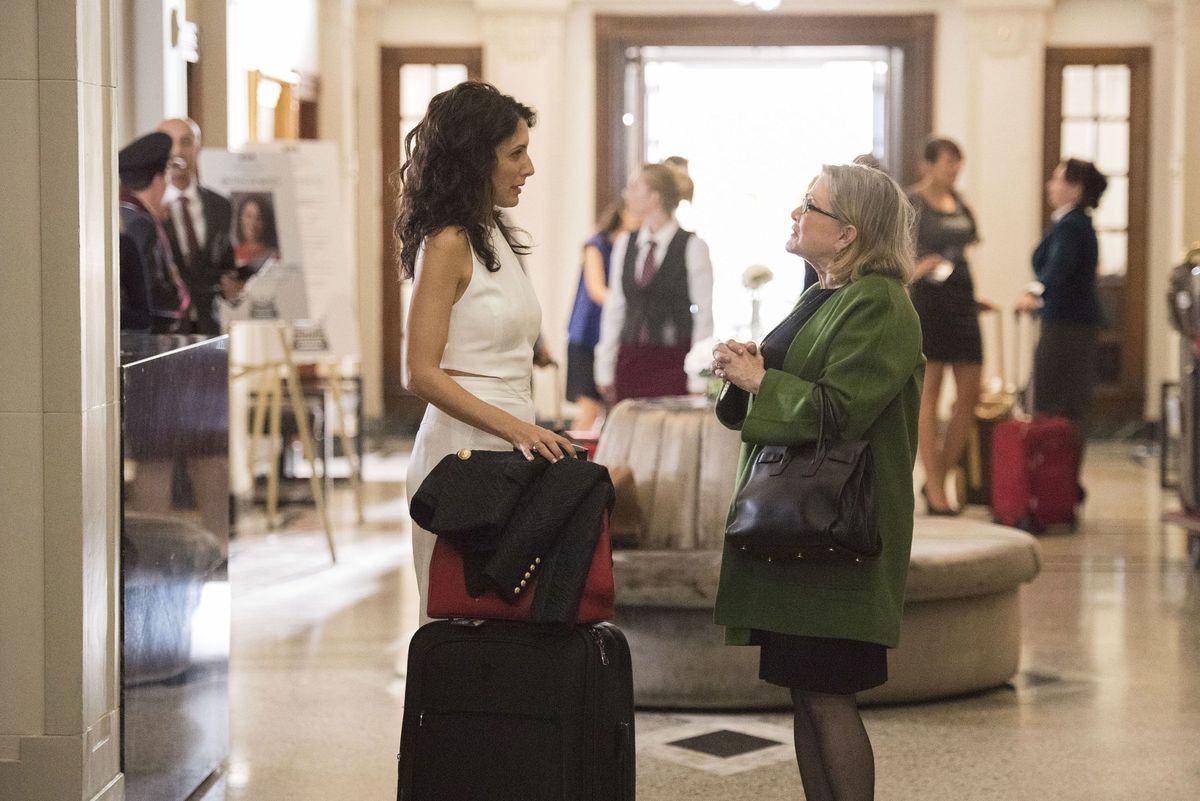 Lisa Edelstein ve Carrie Fisher GG2D