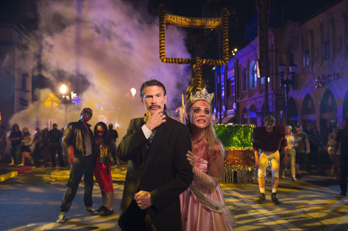 Steven Tyler es queda amb els vampirs durant la seva visita a Halloween Horror Nights 26 a Universal Orlando Resort