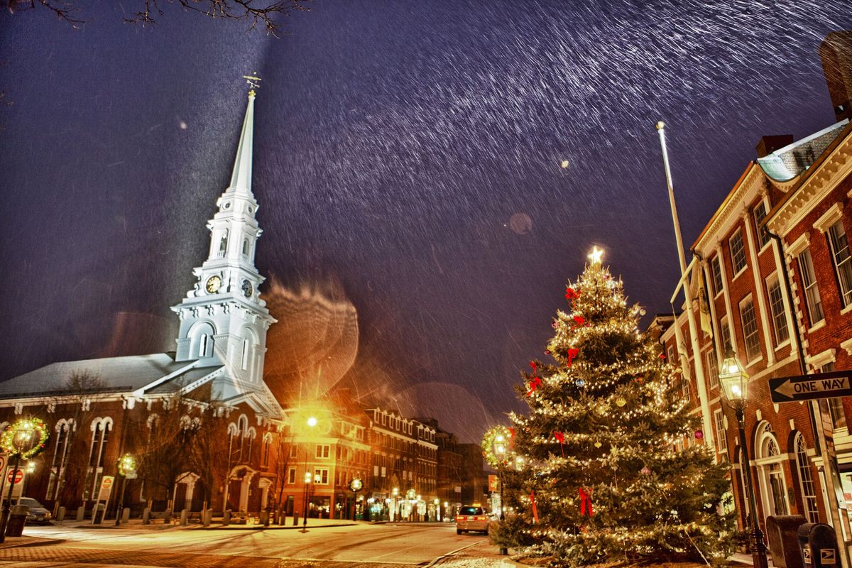 Neu que cau a la plaça del mercat, Portsmouth, New Hampshire, EUA