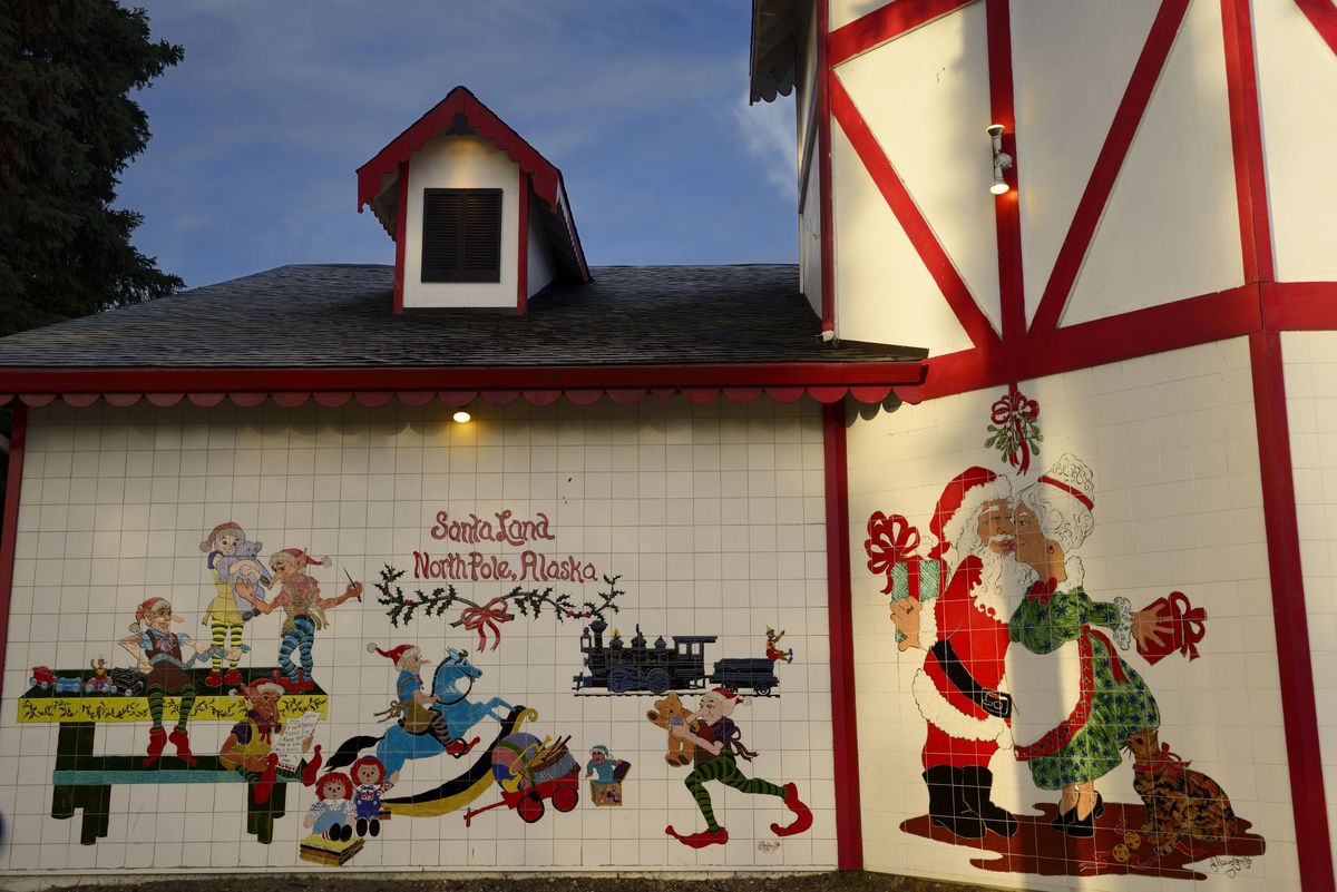 Escenes nadalenques en rajoles de ceràmica a Santa Claus House, a SantaLand North Pole Alaska