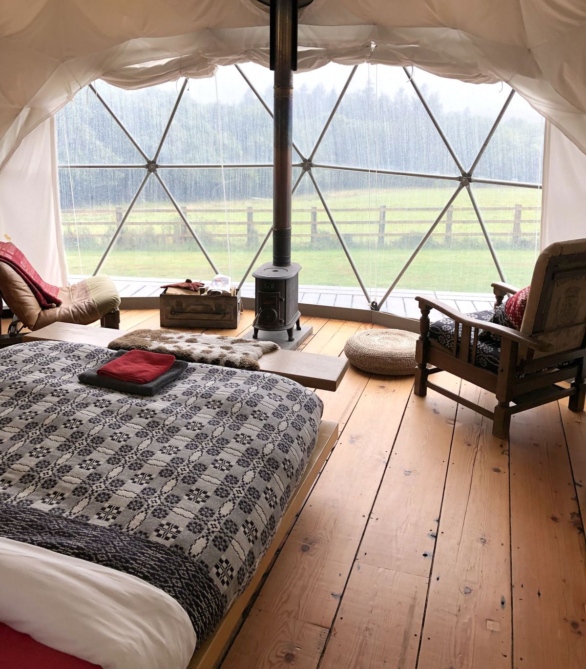 Zimmer, Schlafzimmer, Möbel, Eigentum, Innenarchitektur, Bett, Boden, Dachboden, Tisch, Gebäude,