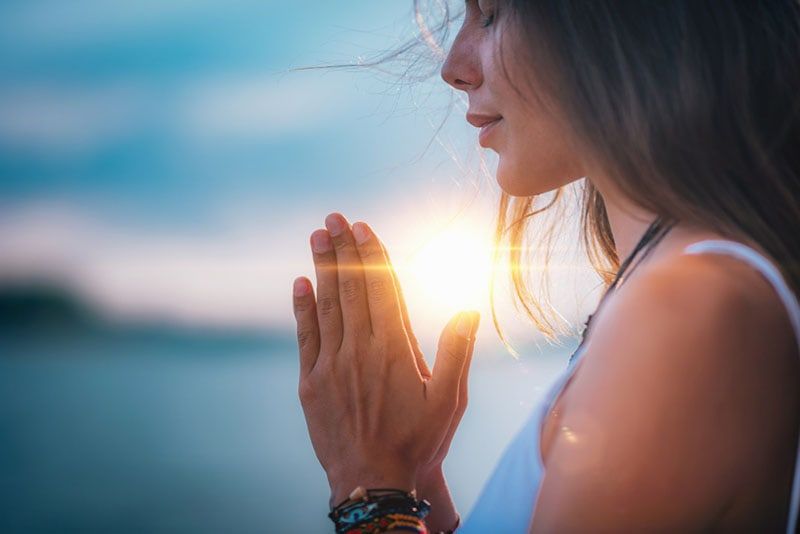 mlada ženska meditira