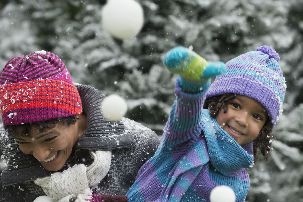 Schneeballschlacht Schneetag Kinder