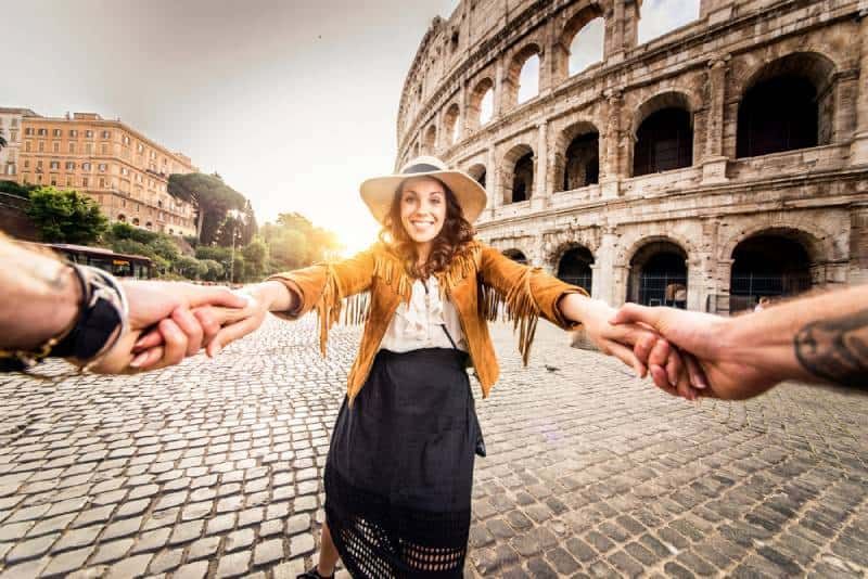 Šťastní turisti navštevujúci známe miesta v Taliansku