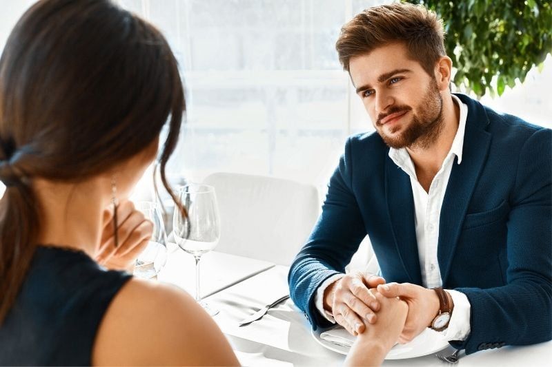 رجل يحمل امرأة