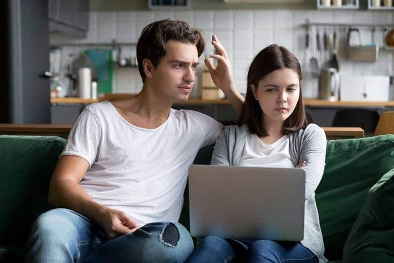 8 papers falsos que interpreta que realment et fan miserable