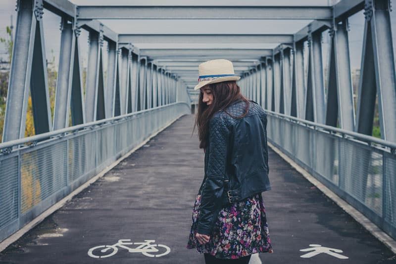 dona jove i trista de peu al pont
