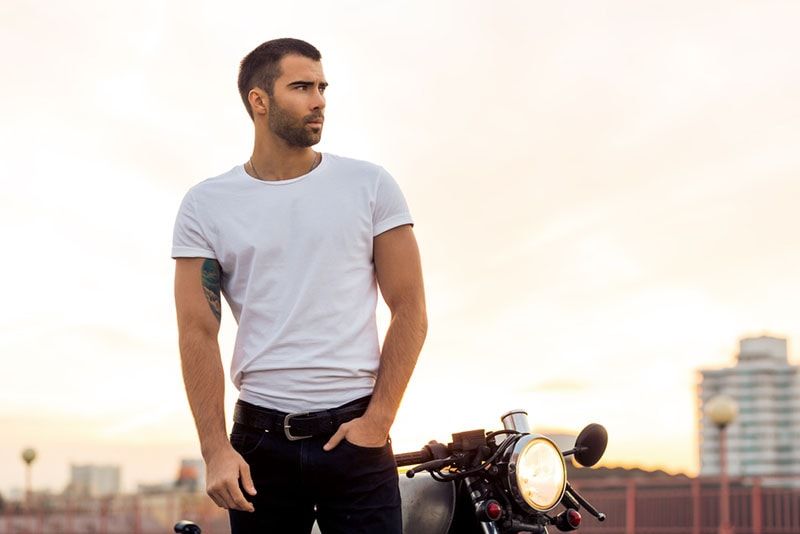 home guapo dempeus amb moto