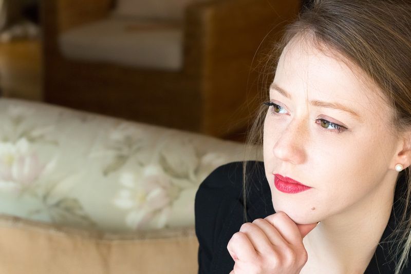 junge Frau, die zu Hause sitzt