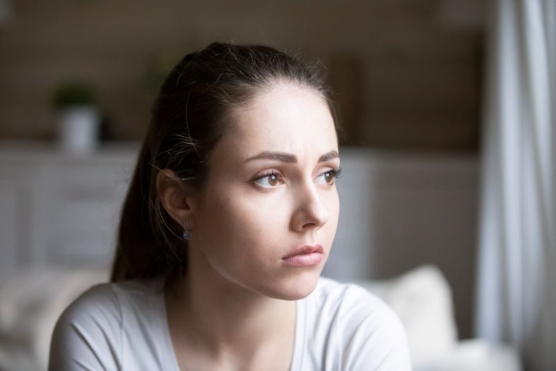 junge frau, die in der ferne denkt