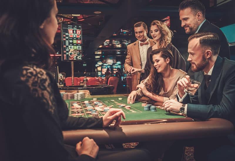 Mann, der im Casino spielt