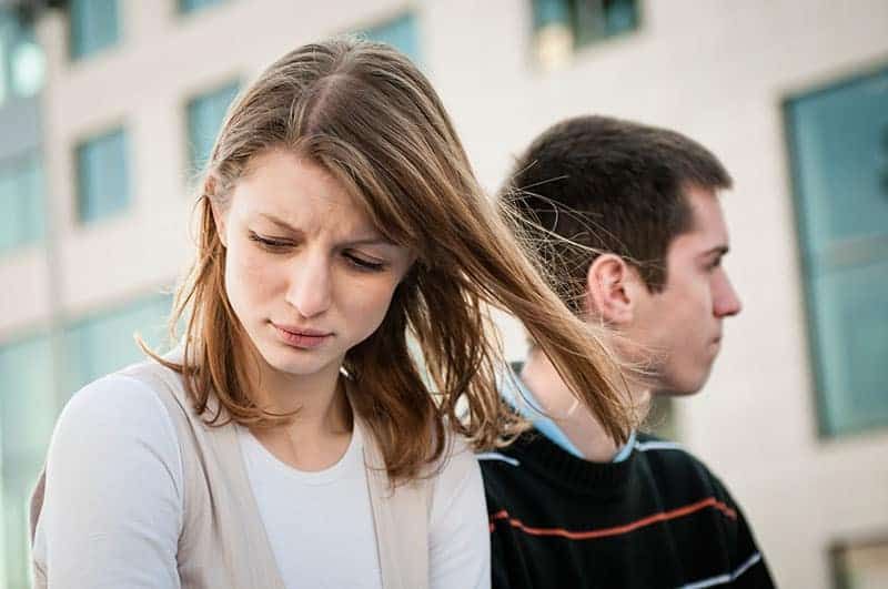Porträt einer jungen Frau und eines Mannes im Freien auf der Straße mit Beziehungsproblemen
