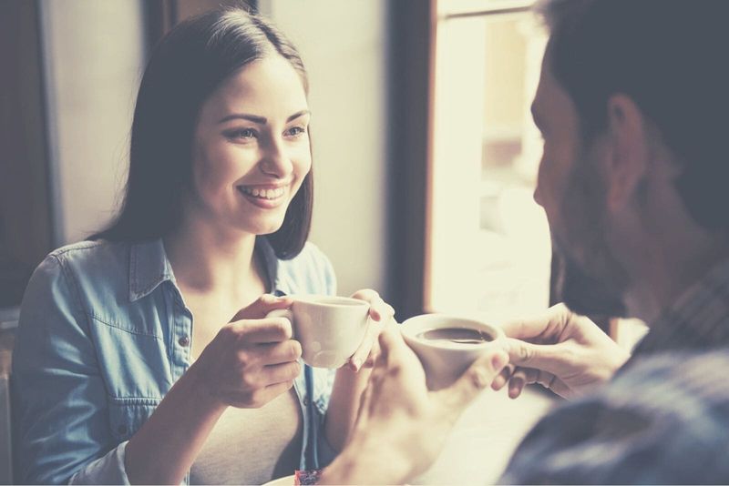 cặp đôi trò chuyện và uống cà phê trong quán cà phê