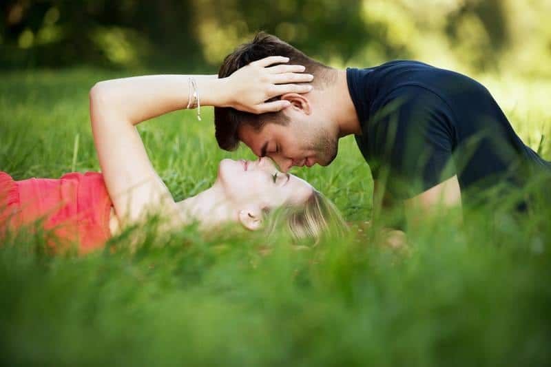 cặp đôi thư giãn trên bãi cỏ