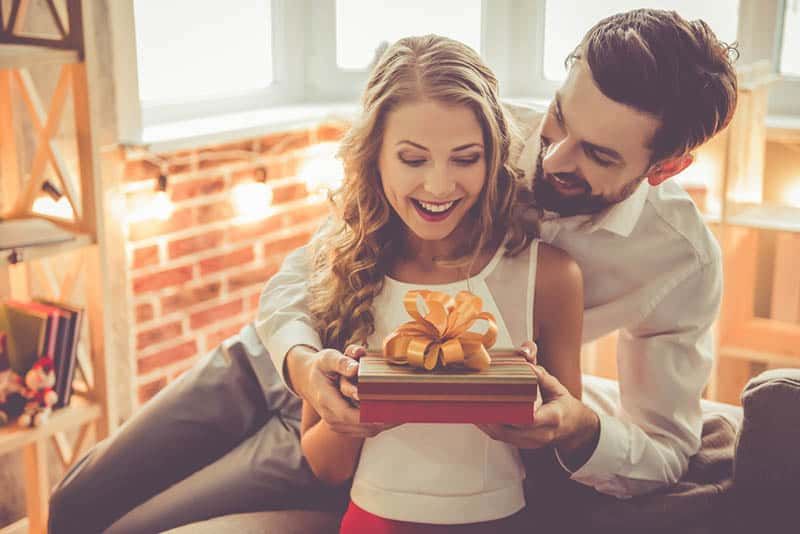 người đàn ông tặng quà cho người phụ nữ của cô ấy
