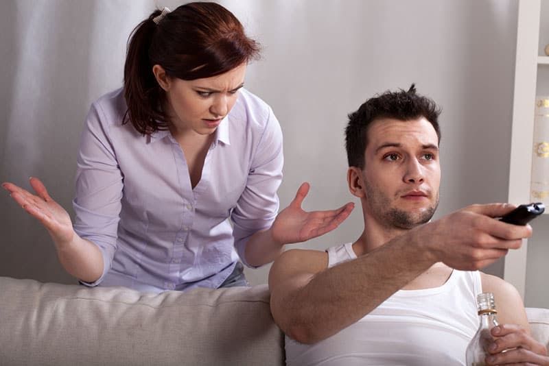 người phụ nữ la mắng người đàn ông
