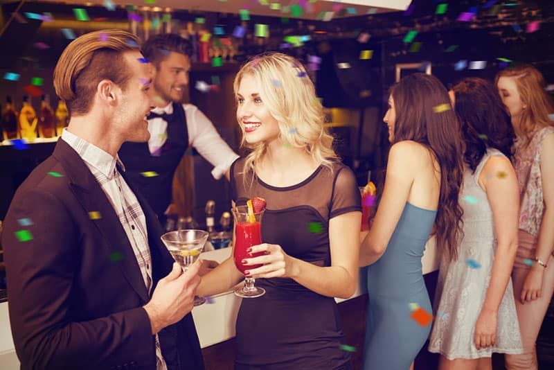 mężczyzna flirtuje z kobietą w barze