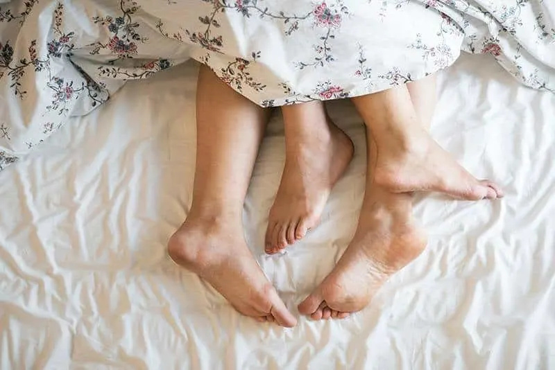   cuplu care face sex în pat