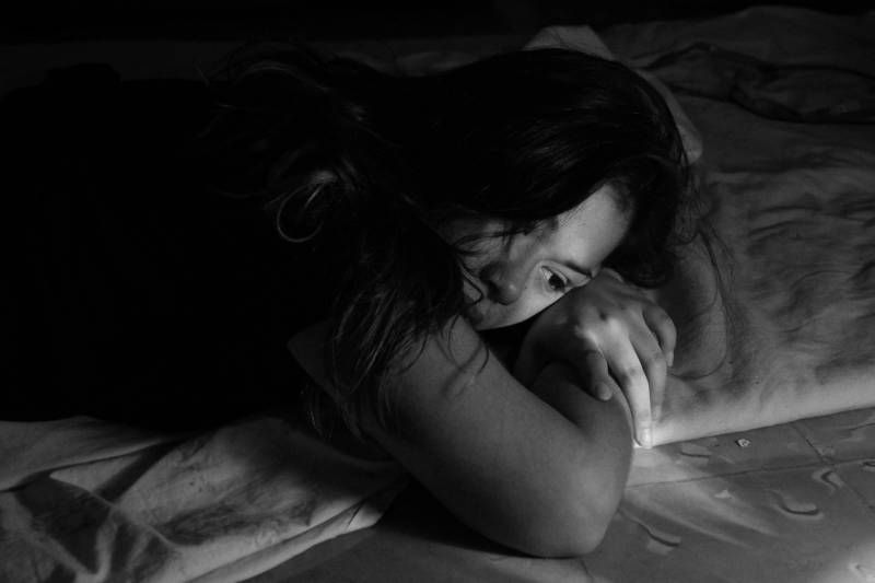 gadis berbaring di tempat tidur