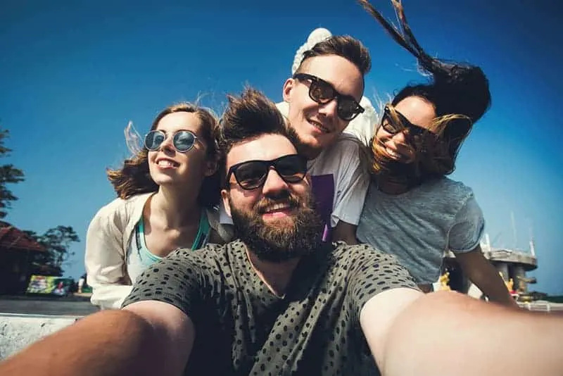   Eine gemischtrassige Gruppe junger Hipster-Freunde macht ein Selfie-Foto