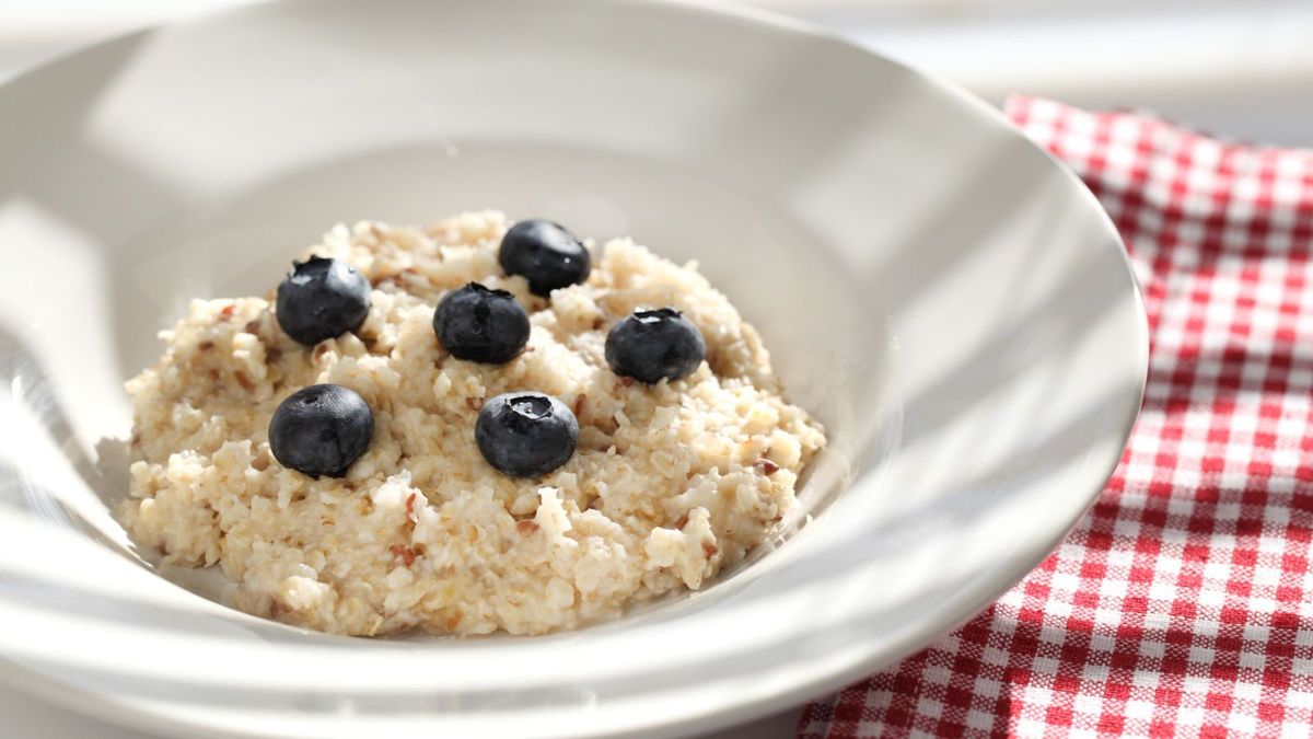 Makan oatmeal untuk sarapan