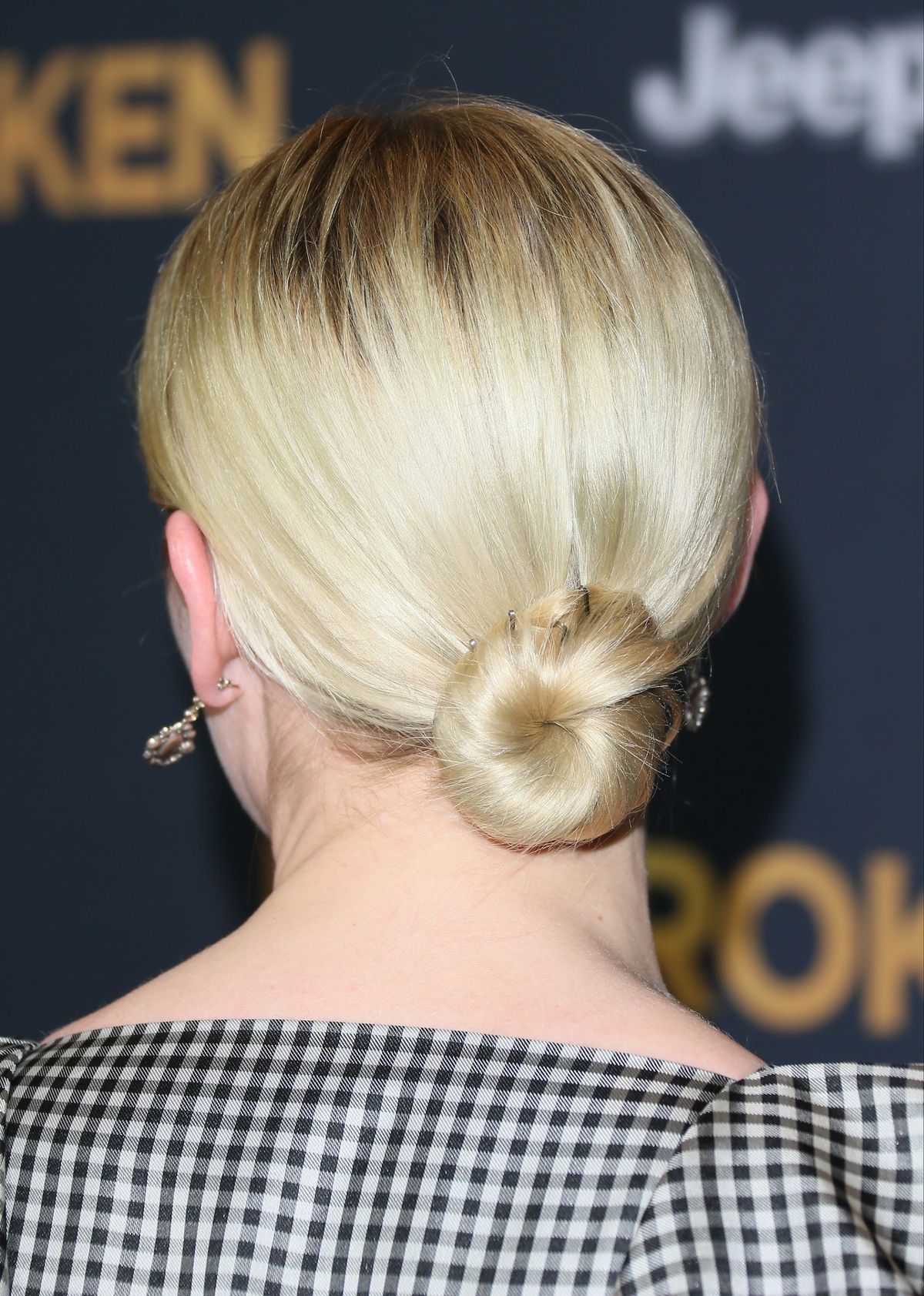 Haar, Ohr, Ohrringe, Frisur, Schulter, Stil, Blond, Mode, Hals, Braunes Haar,