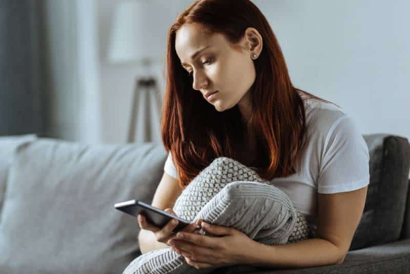 gadis sendirian di rumah duduk di ruang tamu