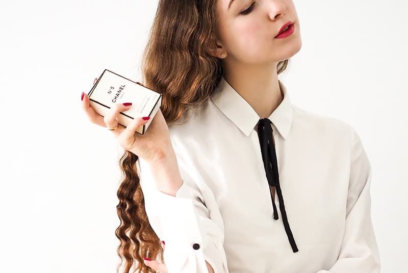 Vrouw in het wit met parfum