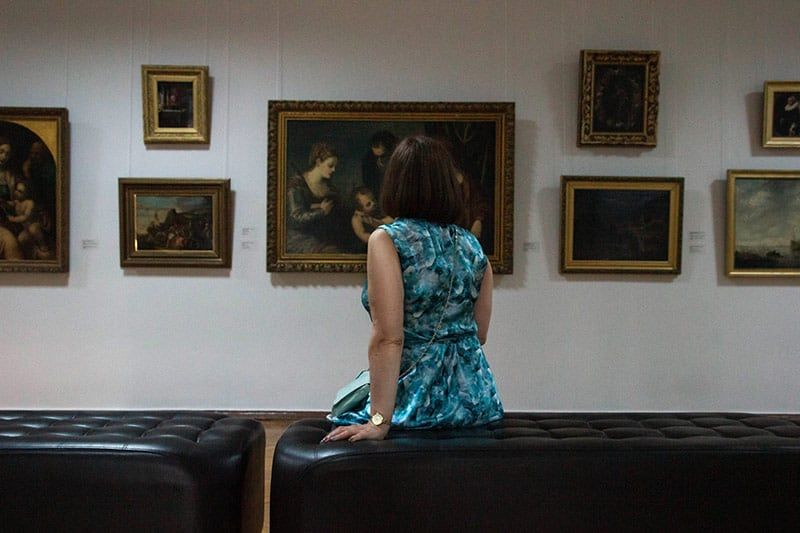 Vrouw zit in het kunstmuseum