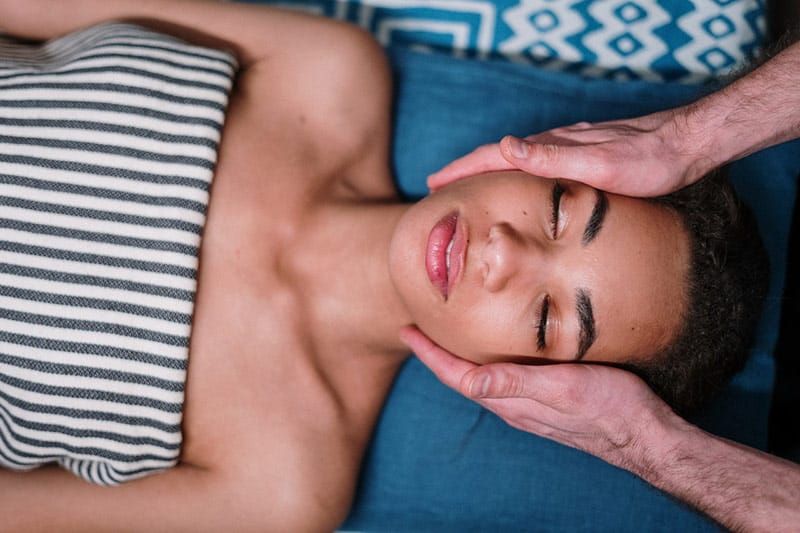 Vrouw liggend tijdens een massage