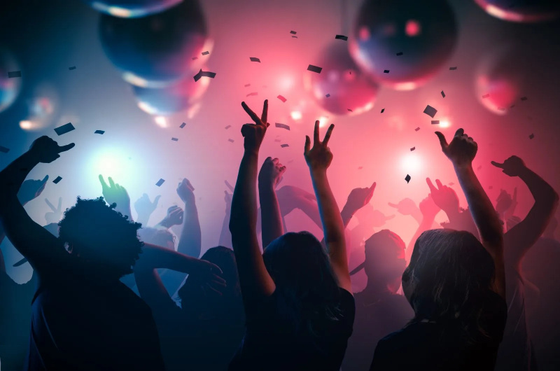   oameni care dansează la o petrecere